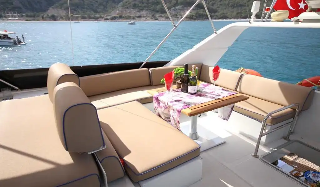 YACHT LUXURY LEGENDS